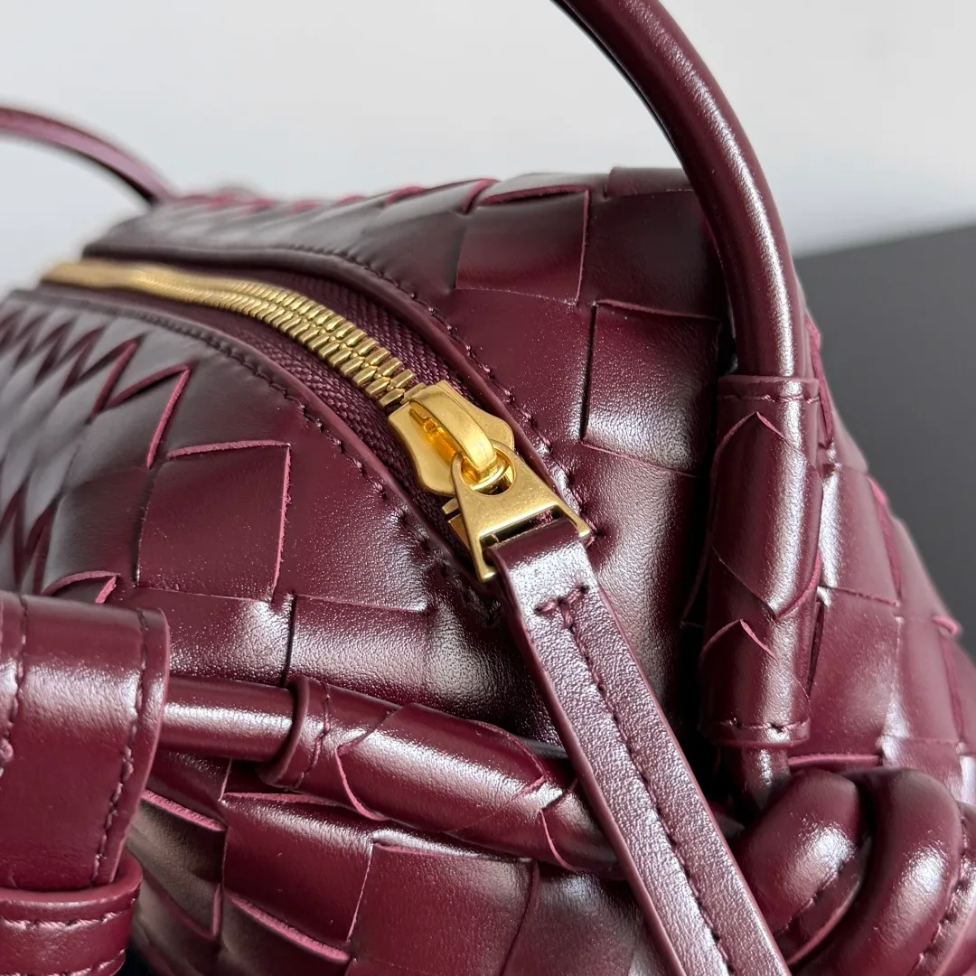 Batch 1360 BOTTEGA VENETA 2024 new loop is here! ! Many girls who like BV have owned the Loop bag. It has a simple appearance, classic weaving, and a compact and lightweight bag shape. This innovation continues the "camera bag" shape. Unlike the traditional Loop bag, which can only be worn as a crossbody bag, this innovation It can be carried by hand or cross-body, satisfying both the concave shape and daily needs. The oversized buckle can be folded and used as a handle. The sultry heat in summer ☀️ usually reduces people's desires. Having a lightweight bag will greatly enhance the happiness of traveling🫧 Style number: 796615 Size: 19*12*9cm